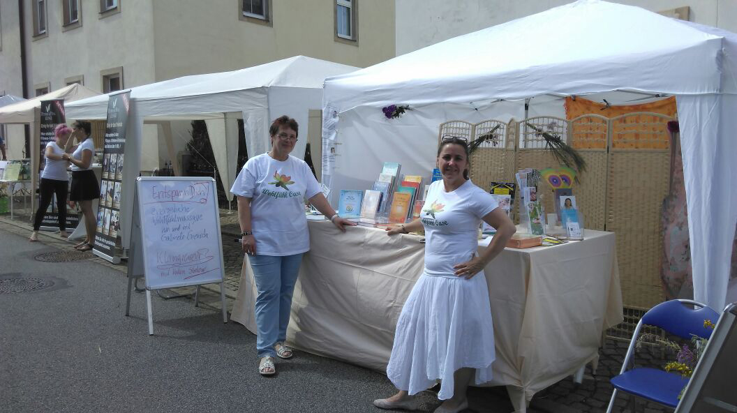 Gabriele und Sylvia am Stand Gabriele und Sylvia am Stand